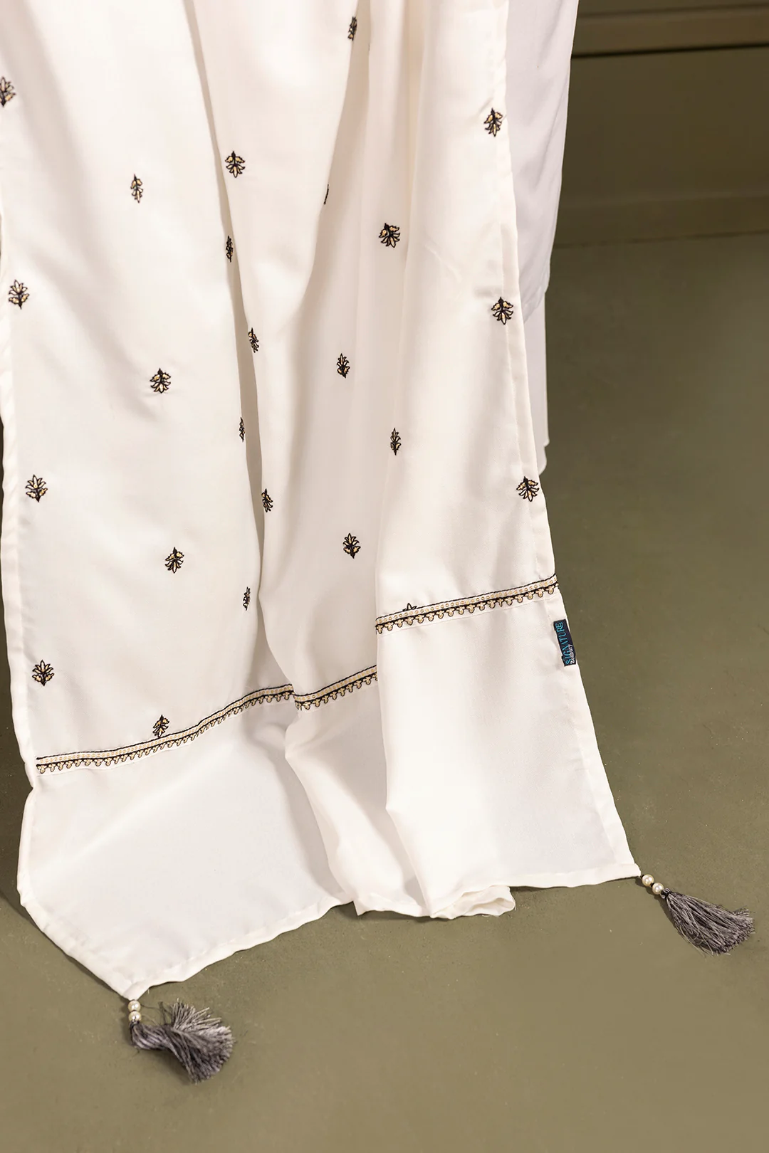 Embroidered Shawl - 0017 - Image 9